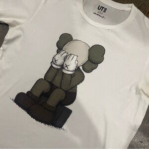 Uniqlo x KAWS UT Graphic T-Shirt Size L